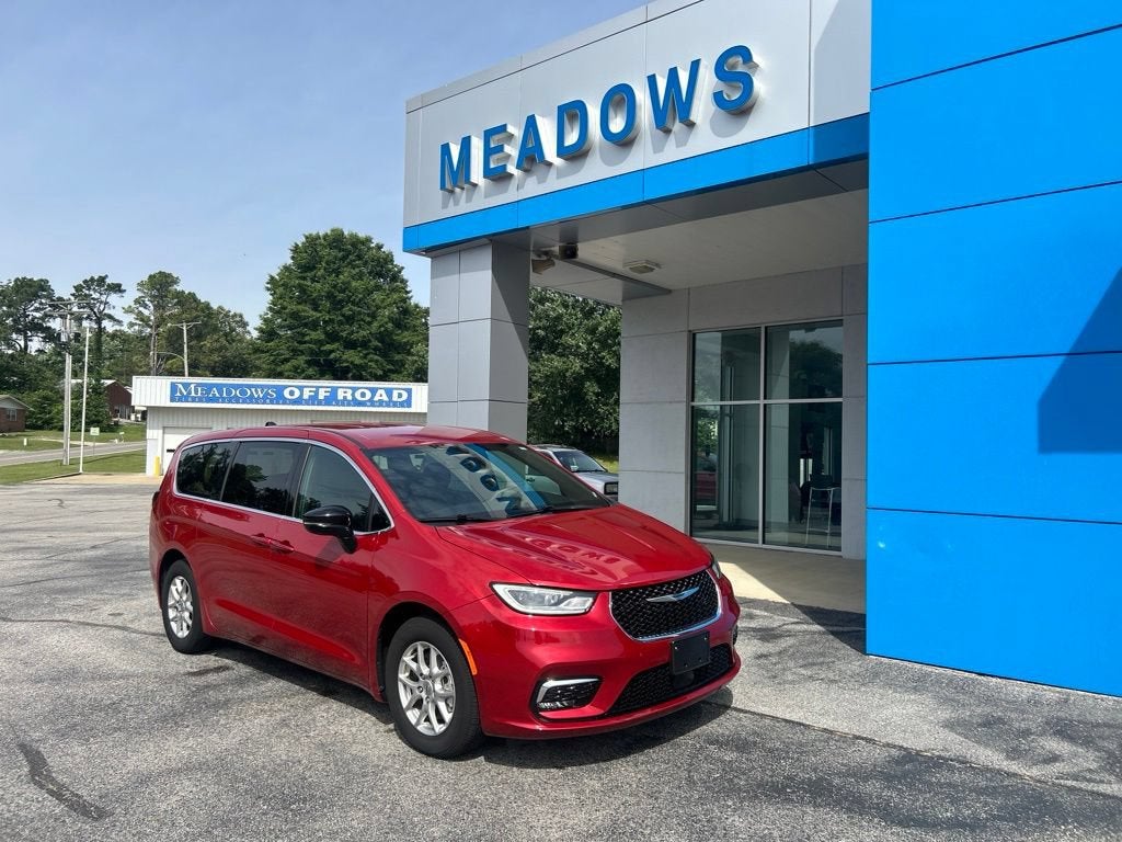 2025 Chrysler Pacifica Select's photo